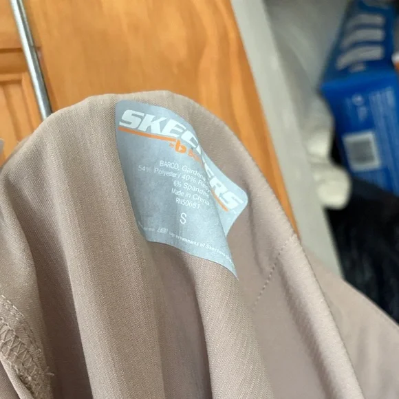 Skechers by Barco Scrub set  Tan V-Neck Short Sleeve M top- S pants - Picture 9 of 9